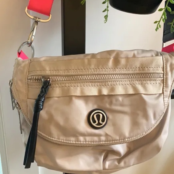 lululemon athletica Handbags - Rare lululemon festival bag in dune